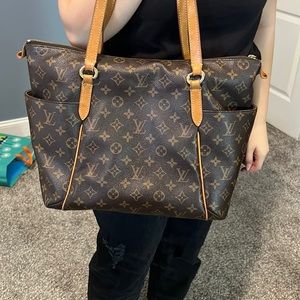 Louis vuitton monogram tote. Lots of callouts .